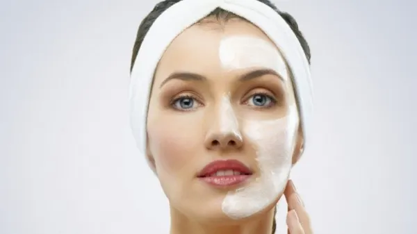 Dermatologii nu îşi pot explica asta! Masca pentru ten care opreşte anii in loc