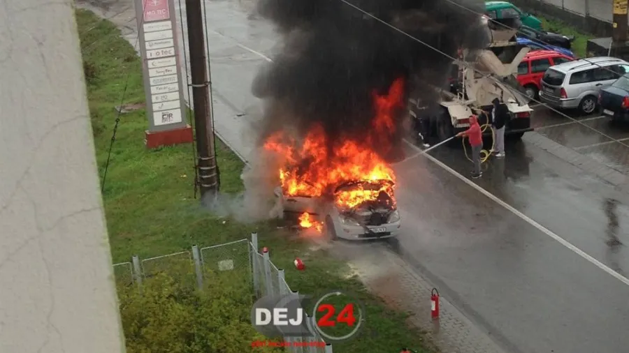 O maşină parcată în Dej a luat foc
