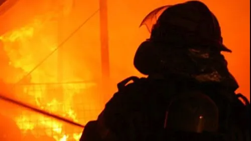 Incendiu devastator la Oltchim Râmnicu Vâlcea. Un depozit de substanţe periculoase a luat foc