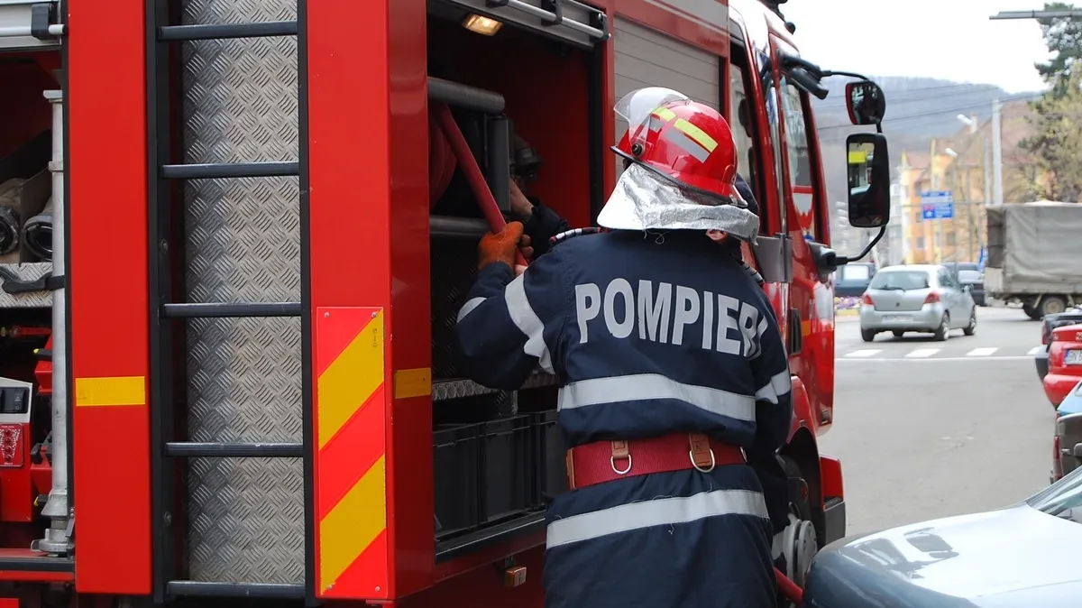Incendiu puternic la un depozit de vopsele din Constanţa