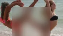 Ce au văzut turiştii pe plaja din Năvodari. Cum s-au făcut de ruşine cele două tinere. De tot râsul