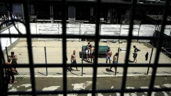 Un deţinut din Penitenciarul Jilava şi-a dat foc la celulă. Starea bărbatului este bună