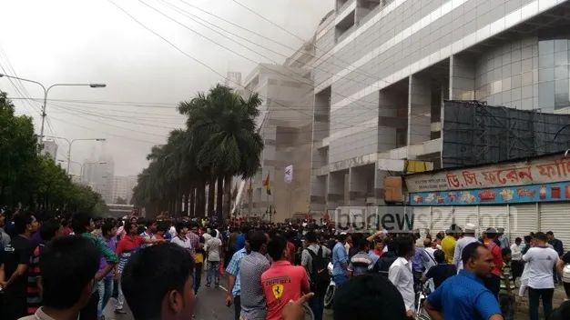 Incendiu DEVASTATOR într-un mall din Bangladesh: sute de persoane, evacuate - VIDEO