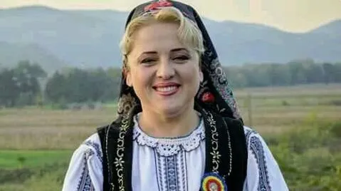 Lumea artistică românească este în doliu! O cântăreaţă de muzică populară a murit la doar 38 de ani