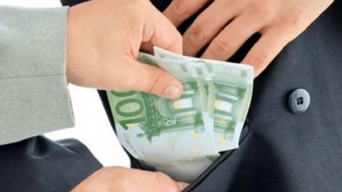 Acuzații ieșite din comun la Poliția Ilfov. Doi poliţişti, suspectaţi că ar fi furat mita unui coleg