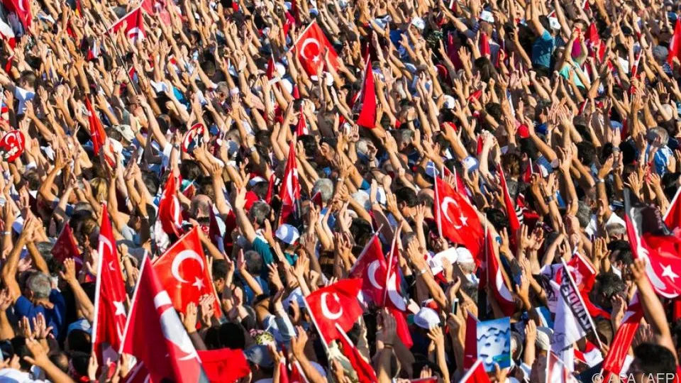 Peste un milion de turci, în stradă pentru Erdogan: "Porunceşte-ne să murim, o vom face"