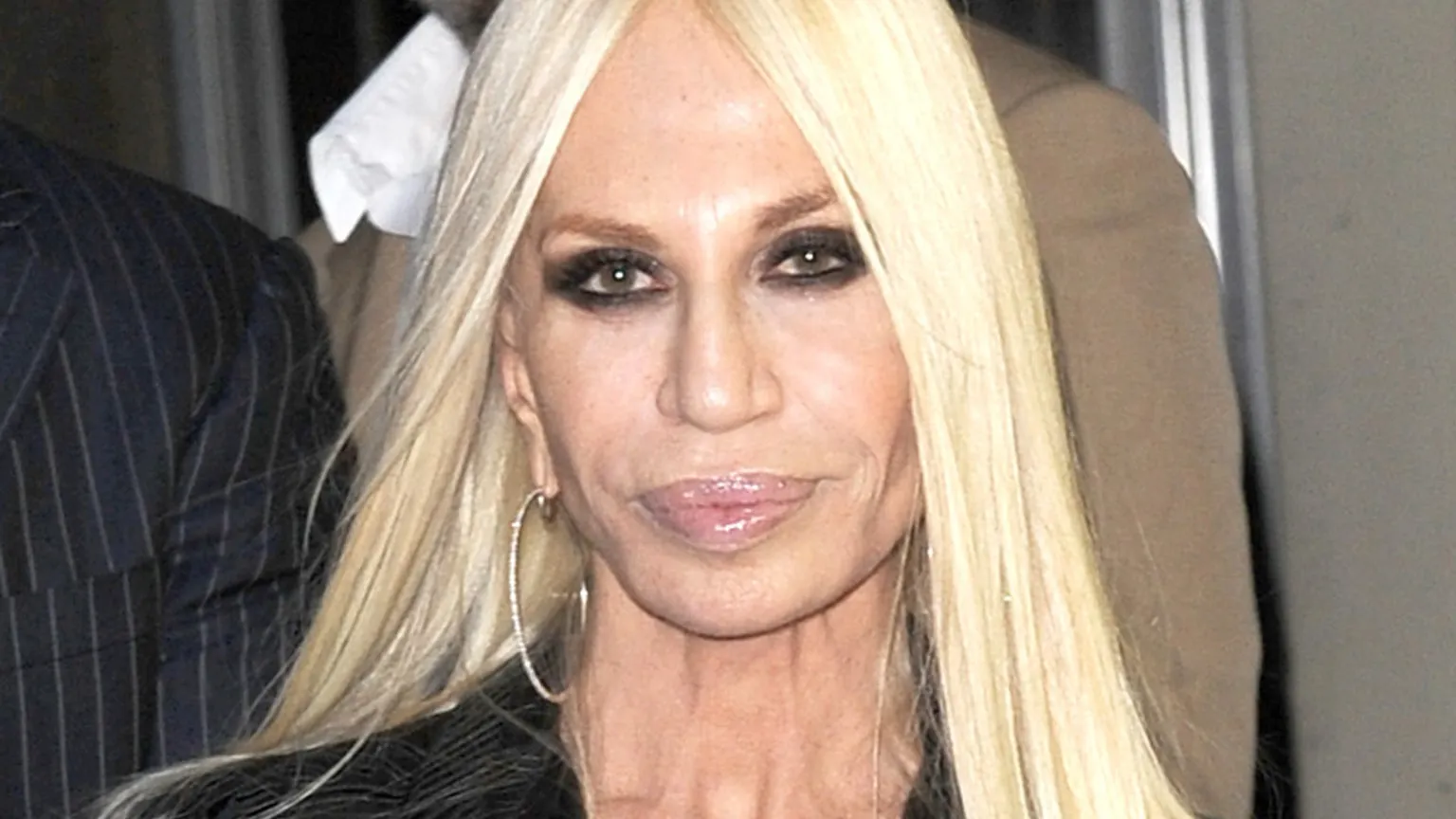 Donatella Versace s-a afișat în costum de baie la 61 de ani