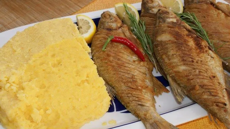 Ce să faci când îţi rămâne un os de peşte în gât. Cinci soluţii rapide!