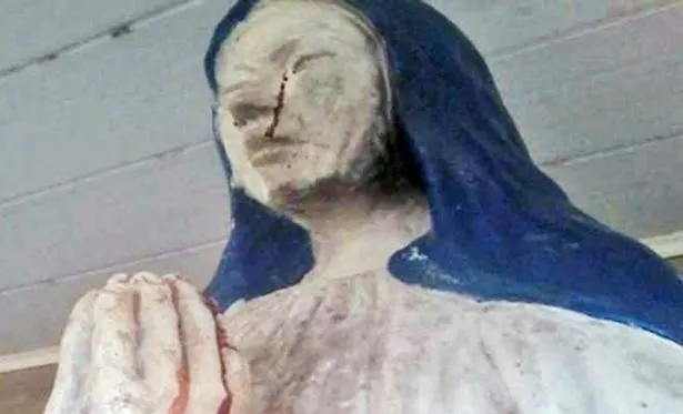 Statuia Fecioarei Maria a început să sângereze în faţa credincioşilor. "Ceva urmează să se întâmple"