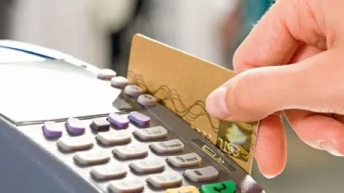 Guvernul nu mai lasă băncile să-și facă de cap. Schimbări la plata cu cardul