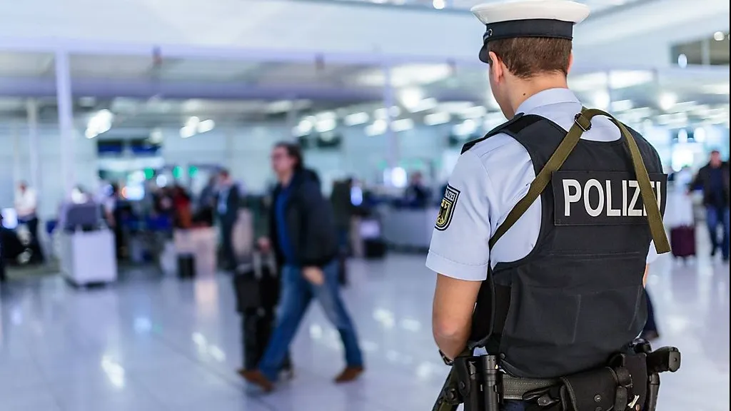 O nouă măsură antiteroristă: poliţiştii vor putea verifica telefoanele migranţilor din Germania