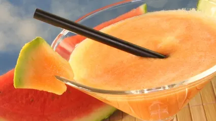 Cum prepari cel mai bun smoothie de pepene galben. E delicios şi ajută la detoxifierea organismului!