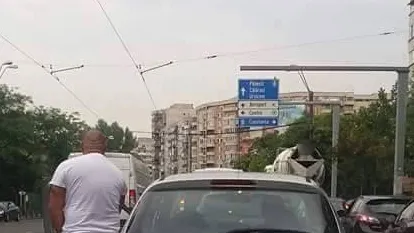 REVOLTĂTOR! Un şofer din Bucureşti a făcut ASTA în timp ce aştepta la semafor: "Câtă nesimţire!"