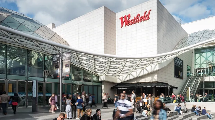 Bărbat înjunghiat într-un centru comercial din Londra. Poliţia a închis parţial zona
