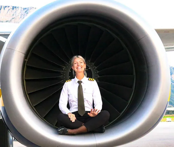 Ea e cea mai celebră femeie pilot din lume. Selfie-urile ei din cabină sunt virale
