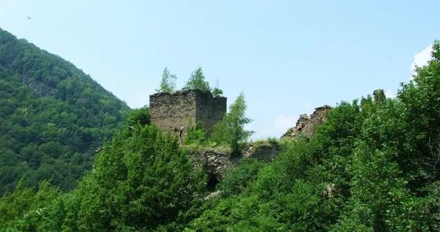 Unde fugi în weekend. Vizitează Castelul din Carpaţi al lui Jules Verne, aflat într-un peisaj de vis