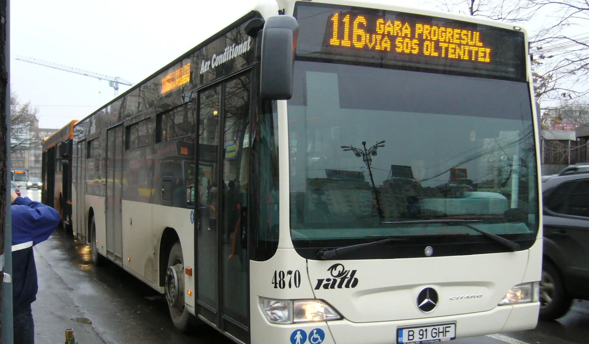 Trei persoane, rănite după ce un autobuz al liniei 116 a lovit două maşini şi un copac