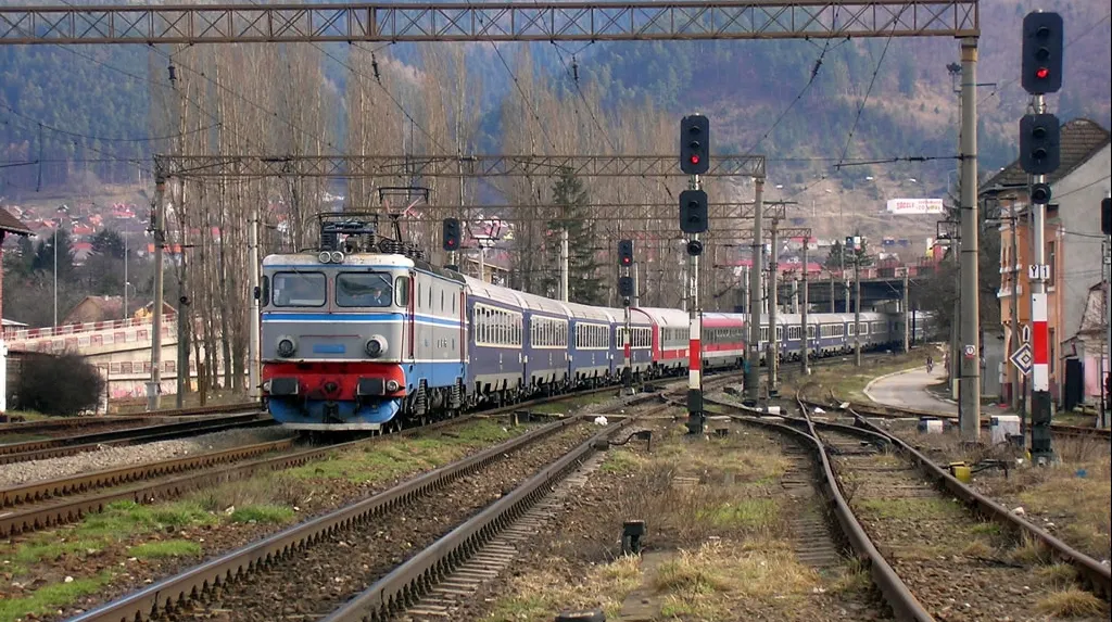 Circulaţia feroviară blocată între Predeal şi Timişul de Sus din cauza unui tren rămas pe şine