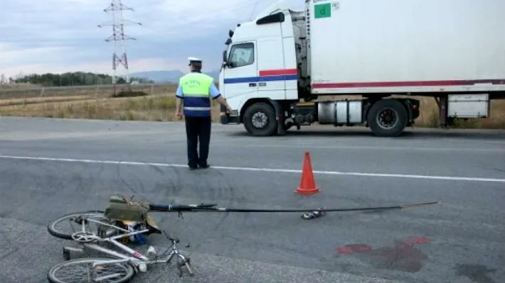 Accident grav. Un biciclist a murit, după ce a fost lovit de un TIR pe DN1A