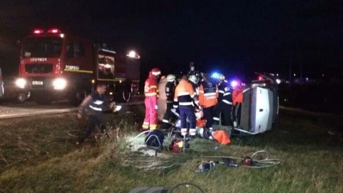 Doi soţi au murit după ce s-au răsturnat cu maşina într-un şanţ
