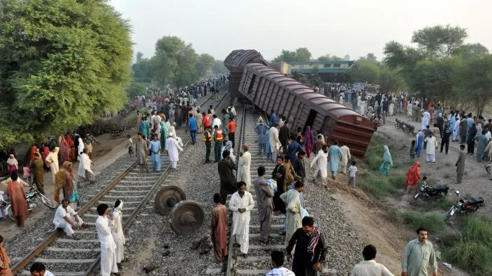 Accident grav de tren în Pakistan. 6 morţi şi 150 de răniţi