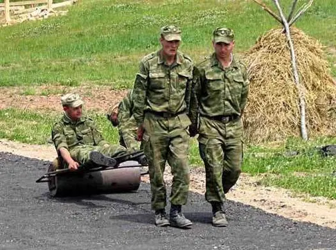 Cele mai amuzante poze cu soldaţi: Armata rusă, întodeauna pregătită de luptă!
