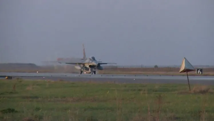 Aterizarea avioanelor F-16 românești la Fetești. Imagini spectaculoase