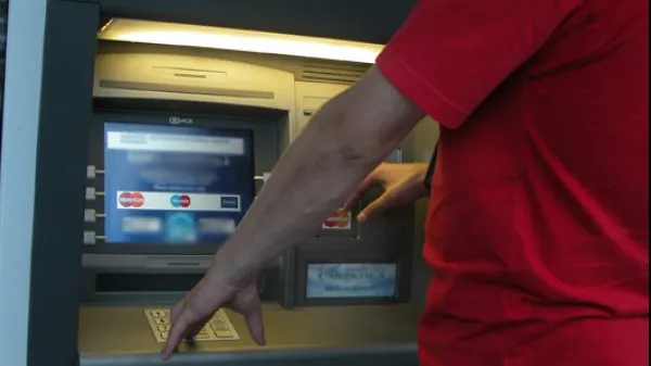 Atenție, când mergi la bancomat! Cea mai nouă metodă de a-ți fura banii de pe card