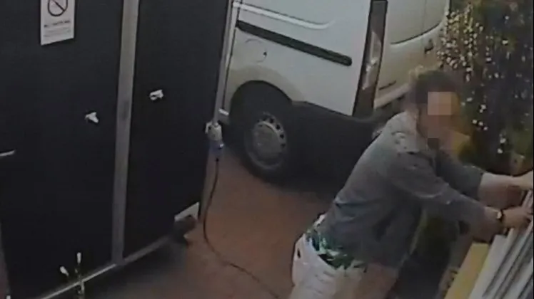 S-a îmbătat și a încercat să intre în casa vecinilor. A urmat ceva incredibil