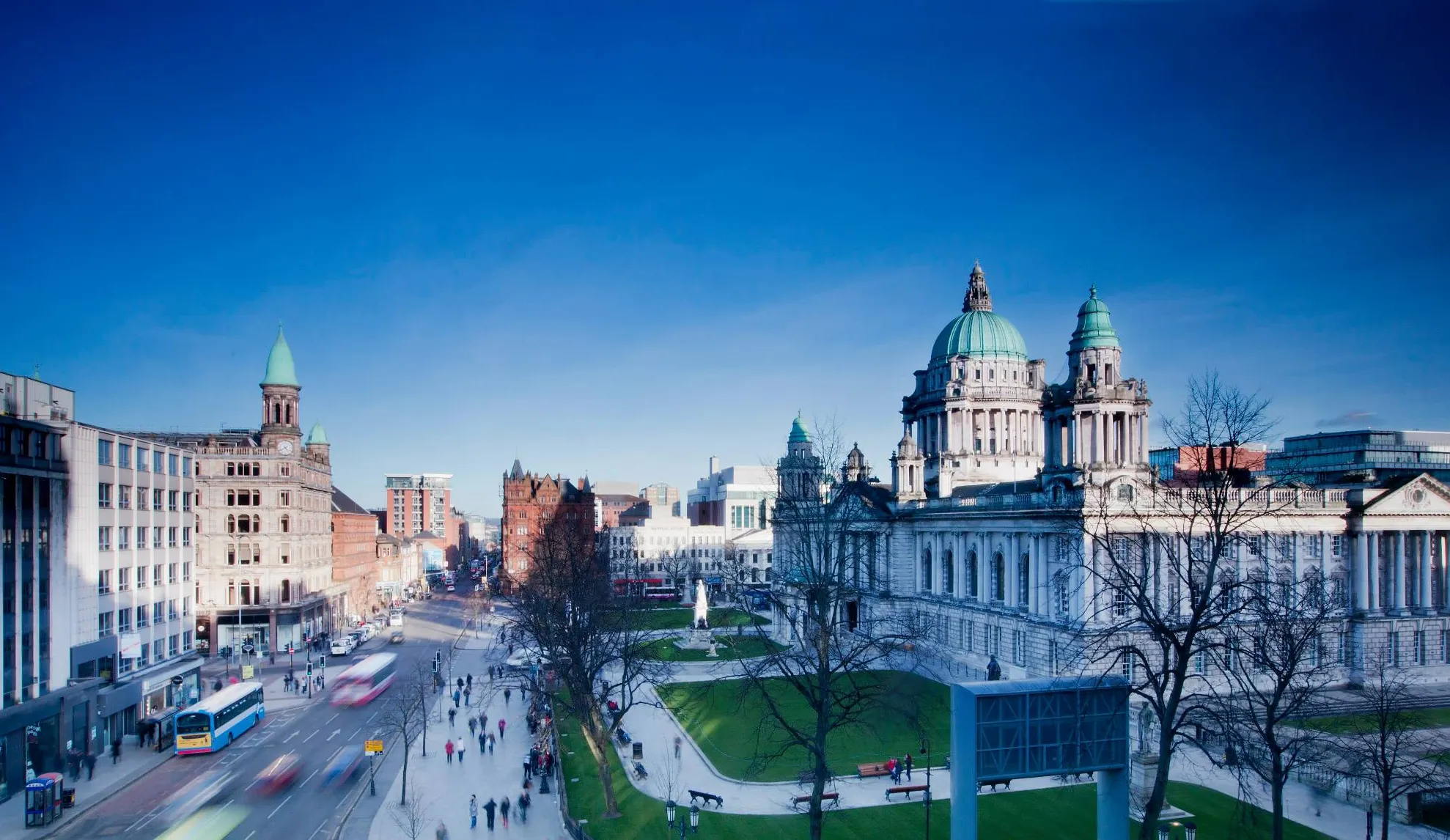 Autorităţile britanice au descoperit materiale explozive în urma unor percheziţii din Belfast 