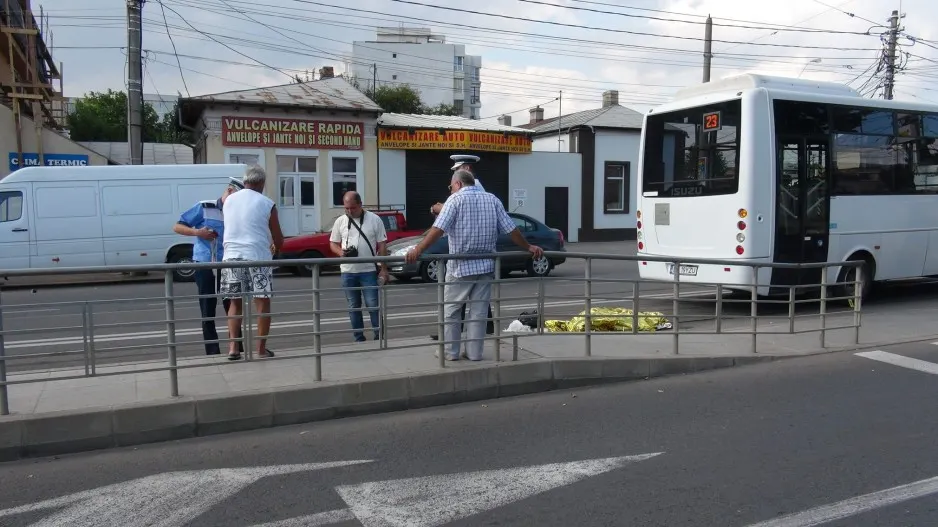 Ultima călătorie. O bătrână a murit după ce a fost călcată de autobuzul din care a coborât