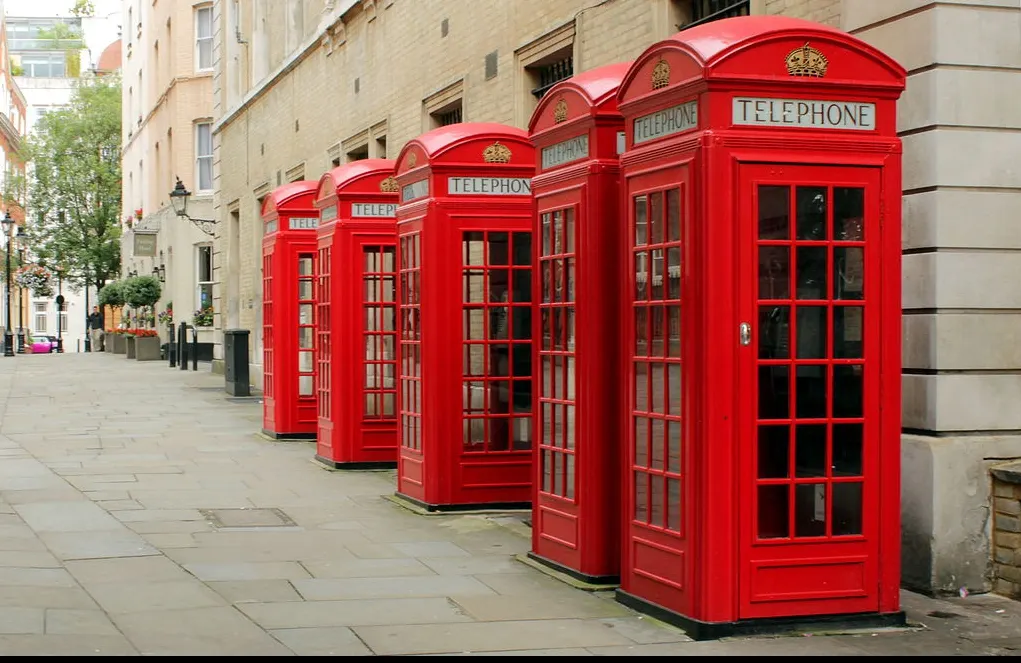 Ce se întâmplă cu celebrele cabine telefonice roșii din Marea Britanie. Ideea este genială