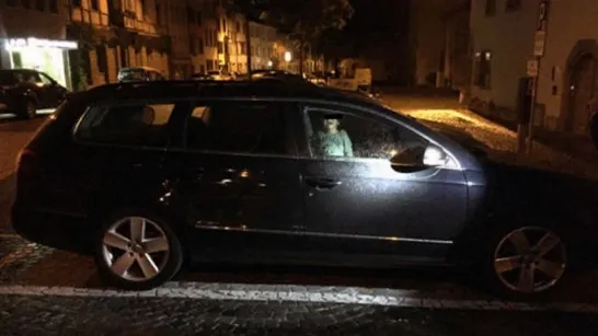 Halucinant! Copil de 2 ani, abandonat în maşină în toiul nopţii, în timp ce MAMA lui făcea ASTA