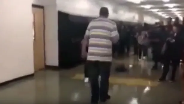 Un profesor s-a luat la bătaie cu un elev pe coridorul școlii. Scene violente