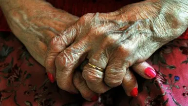 SINISTRU! Ce a făcut o femeie cu cadavrul fiului ei. Poliţia a aflat totul după 10 ani!