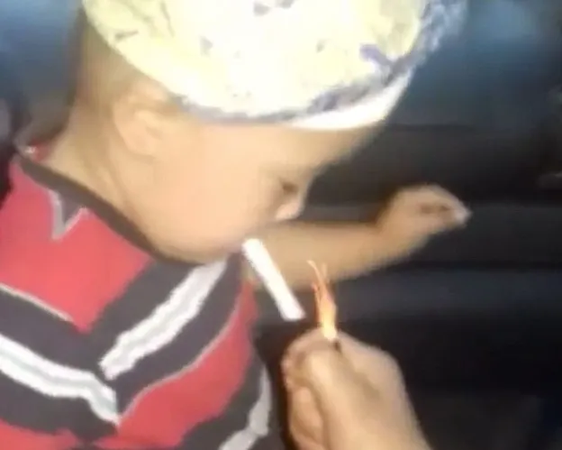 Filmare şocantă. O mamă îşi învaţă copilul de 2 ani să fumeze