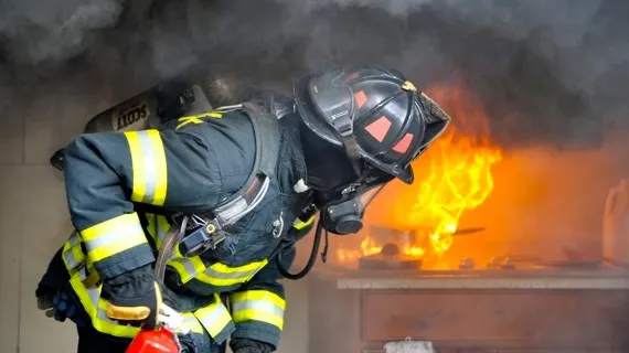 TRAGIC! O ambulanţă a luat foc în faţa spitalului. Pacientul care se afla în ea a murit