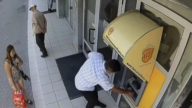 S-a dus la bancomat şi a găsit 500 de lei în aparat. După o lună ceva șocant s-a întâmplat