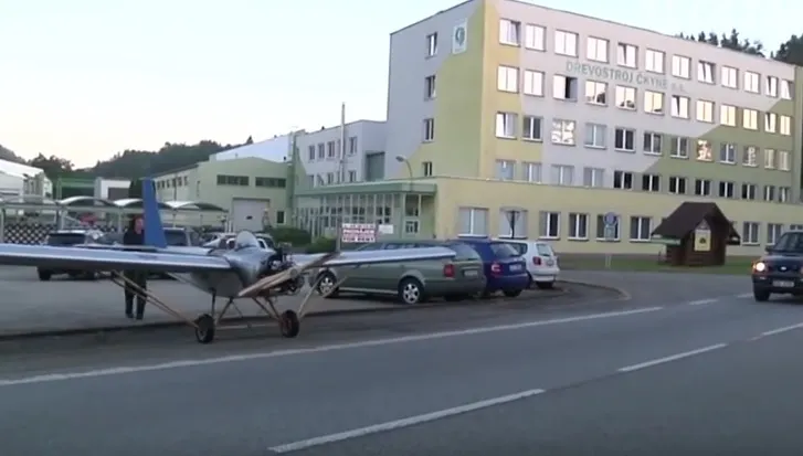 Gestul uriaş al unui bărbat: ca să nu mai întârzie la serviciu, şi-a făcut un avion. Unde parchează