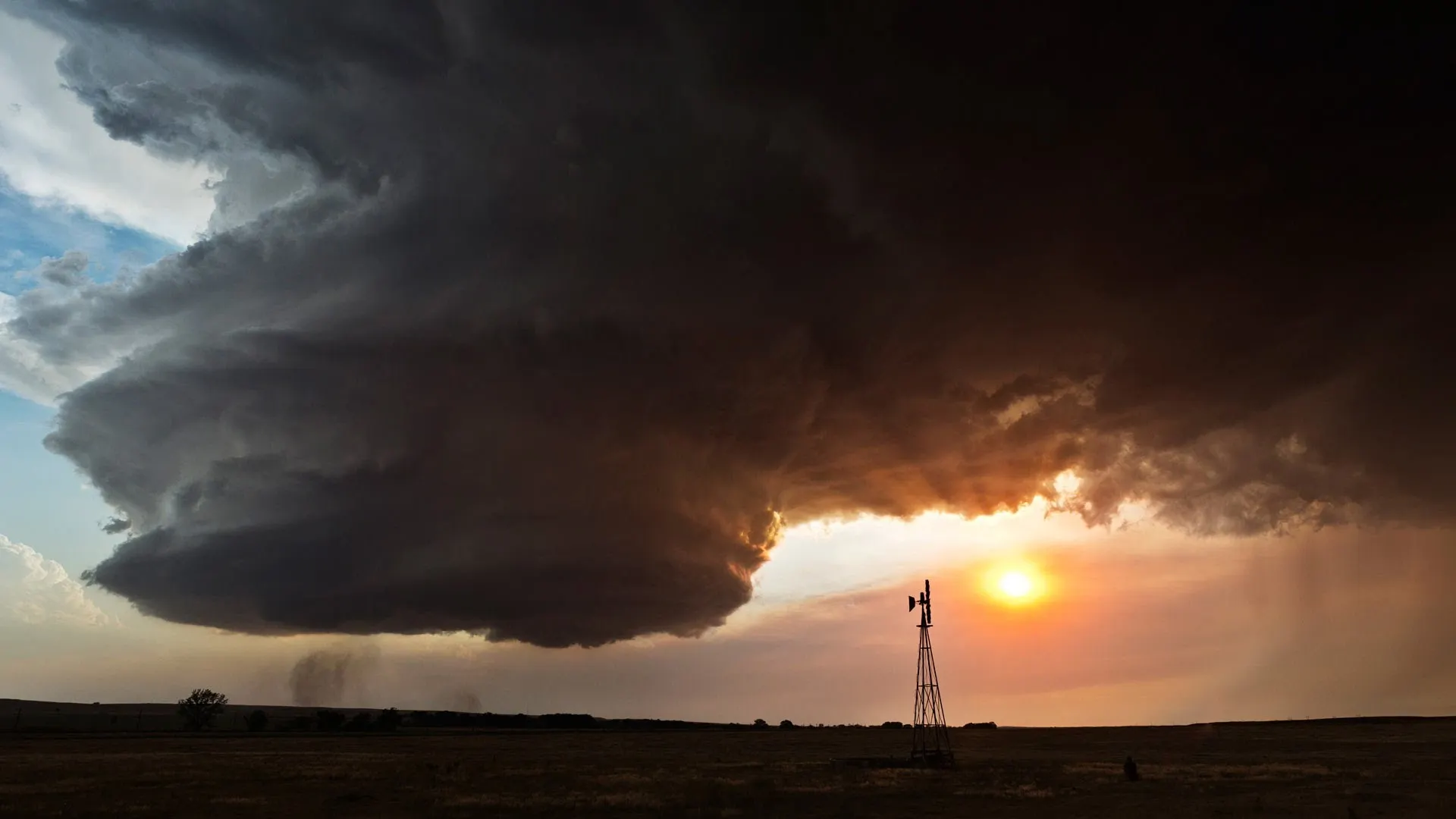 ALERTĂ METEO. Ploi puternice, furtuni și descărcări electrice în 8 județe. Iată zonele lovite