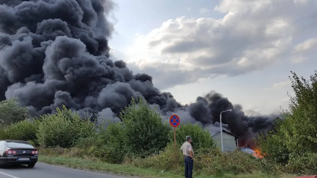 Incendiu puternic izbucnit la turnul unei biserici dintr-un sat din judeţul Alba