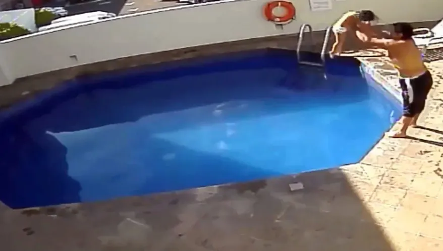 ÎNFIORĂTOR! Condamnat la 100 de ani de închisoare, după ce şi-a înecat fiica de 3 ani în piscină