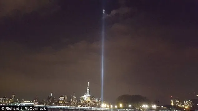 Apariţie divină pe cer în timpul comemorării victimelor 9/11. Imaginea s-a viralizat instant