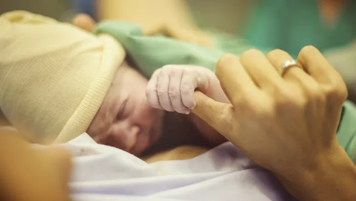 Îngrozitor! Un copil a fost ţinut cu forţa în burta mamei ca să nu se nască. Motivul şocant