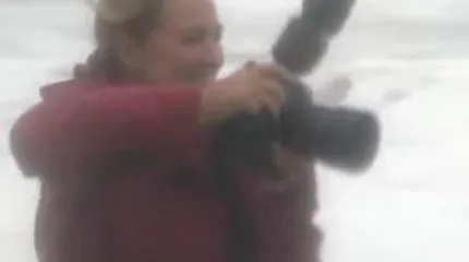Cea mai periculoasă nuntă! Mirii nu şi-au schimbat planurile nici când s-a apropiat de ei!