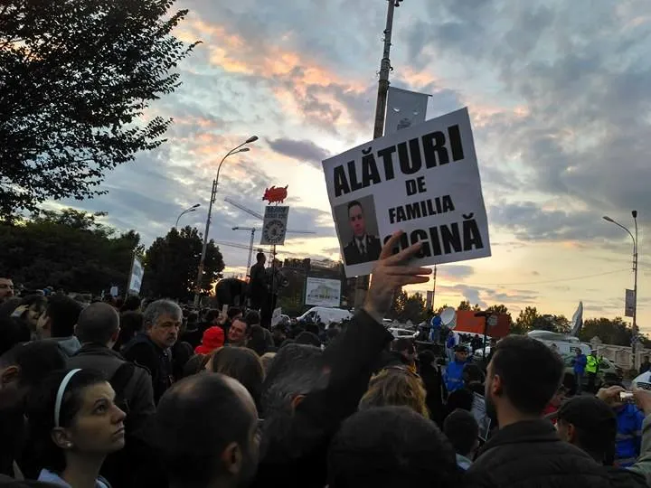 Un nou protest în Piața Universității: "Ziua 2 - Oprea, ești cercetat, trebuie să fii judecat!"