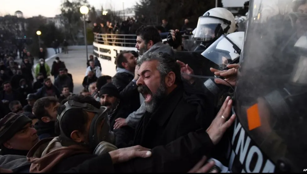 Proteste violente împotriva migranților în Grecia