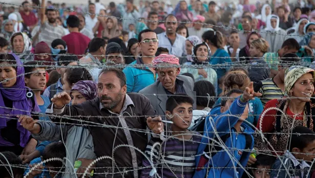 EXCLUSIV: 10.000 de refugiaţi blocaţi în Serbia dorm pe cartoane, iar păturile ţin loc de ziduri