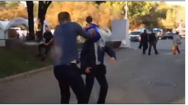 A turnat o găleată cu lapte în capul ministrului de Finanţe. Cum reacţionează demnitarul. VIDEO