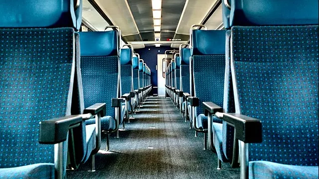 Locul său din tren era parțial ocupat. Când a văzut cine stătea pe el, a făcut reclamație